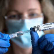 Moet ik me laten vaccineren met een reumatische aandoening?