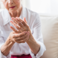 Kan deze simpele ‘hersentruc’ spierzwakte bij artrose voorkomen?